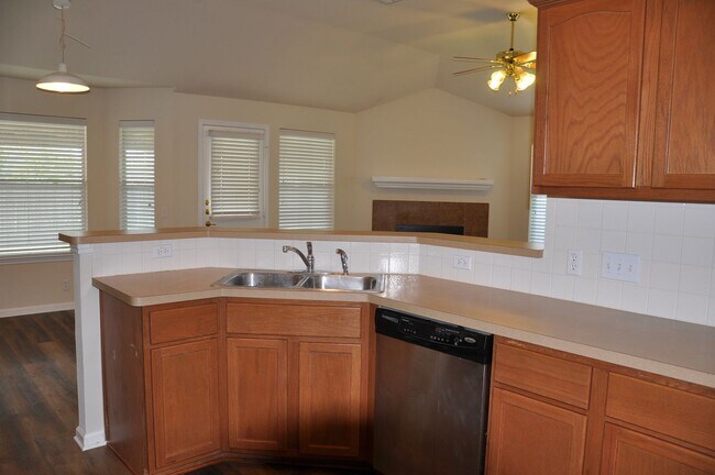 Foto del edificio - 3 Bedroom 2 Bath with Study in Kyle