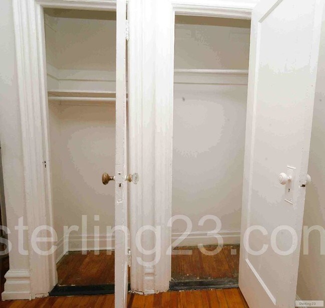 Building Photo - 2559 Steinway St