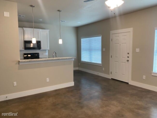 Building Photo - 2 br, 2 bath Townhome - 2424 Belmont Drive...