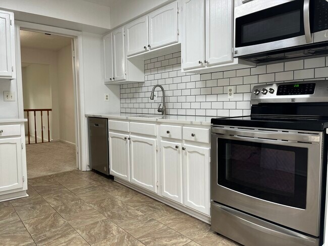 Building Photo - 5779 Heritage Hill Dr