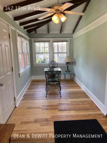 Building Photo - Renovated 2/1 w/Many Improvements!