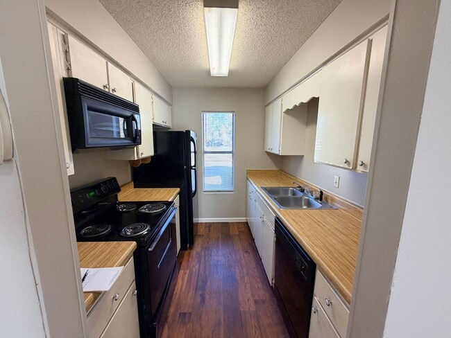 Building Photo - Avalon Townhomes - Washer & Dryer included!!