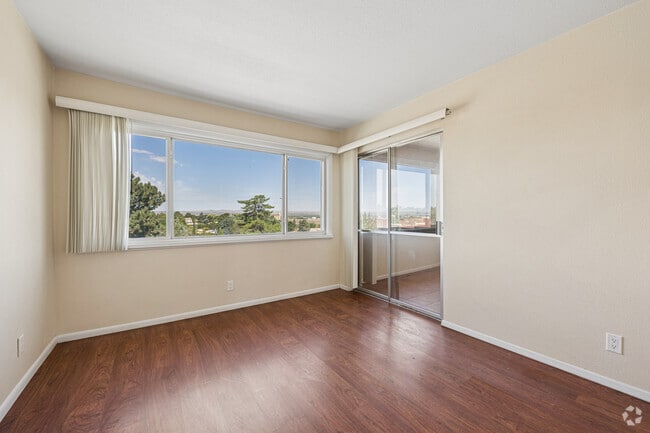 Vaulted Ceiling, 2BR, 2BA - 872SF - Primnary Bedroom - Sandia Shadows