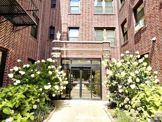 Building Photo - 855 Broad Ave