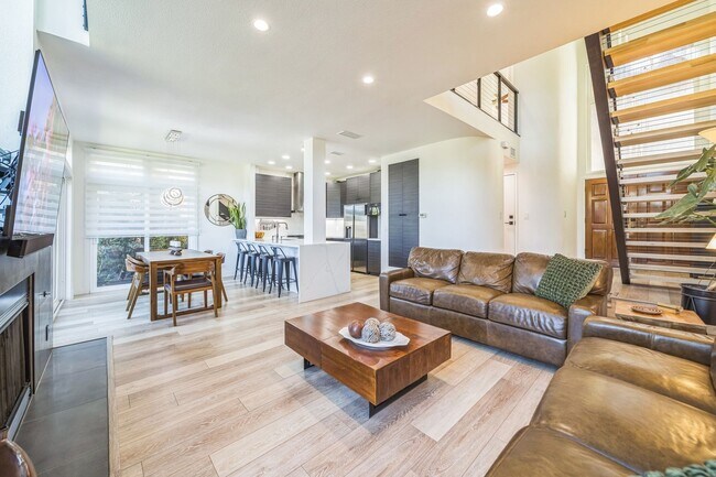 Foto del edificio - Beautifully renovated end-unit townhome