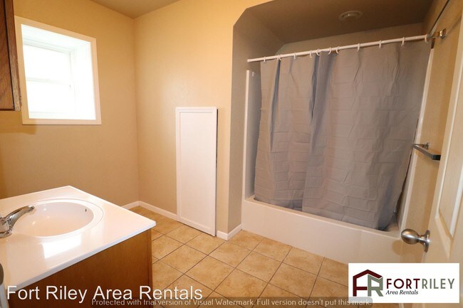 Foto del edificio - 1 br, 1 bath Apartment - 235 E. 12th St #2