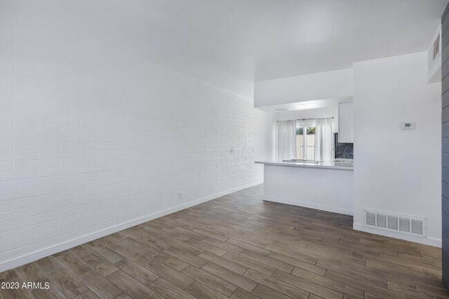 Building Photo - 383 N Evergreen St