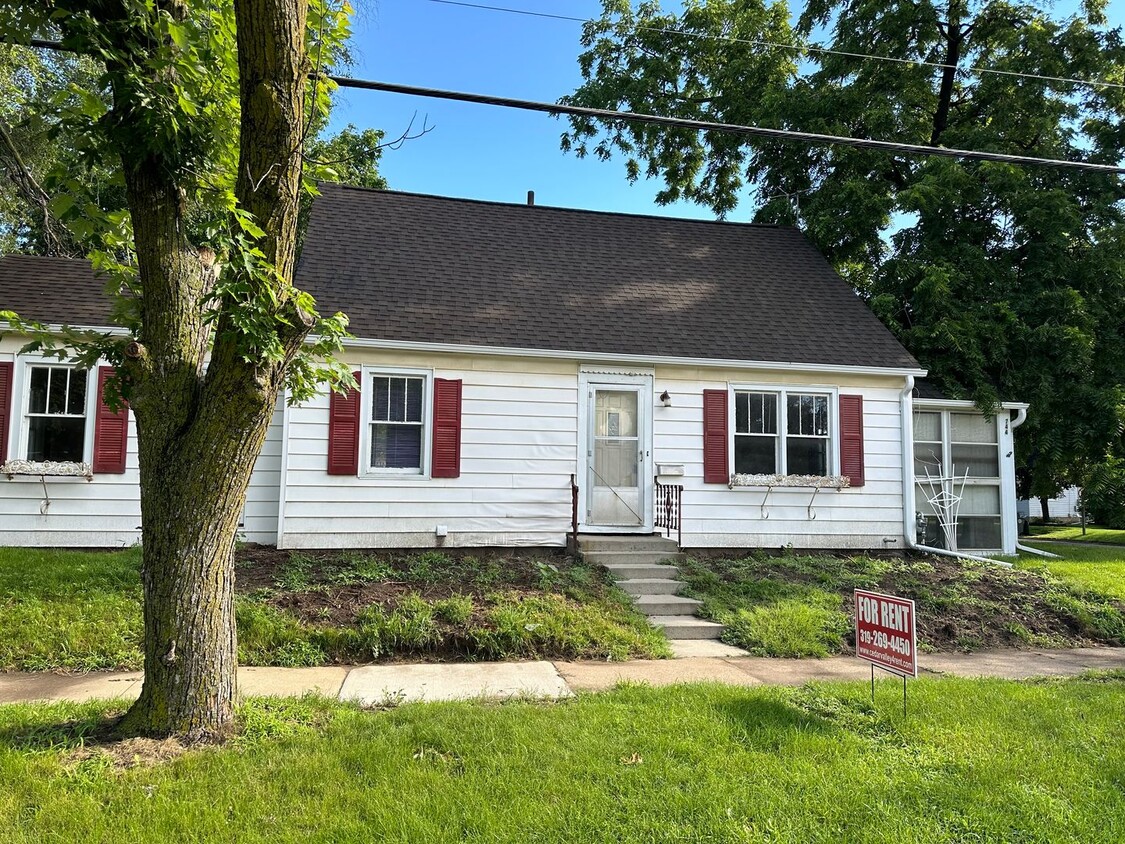 Primary Photo - Updated 3 Bedroom, 1 Bathroom House- 744 W...
