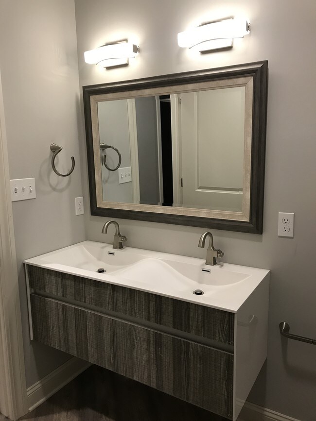 2nd Bedroom bath sinks - 727 Francis St