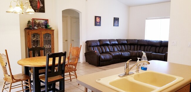 Building Photo - Great home located in Desert Sands @ Painted Desert.