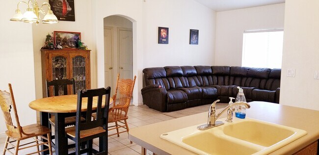 Foto del edificio - Great home located in Desert Sands @ Painted Desert.