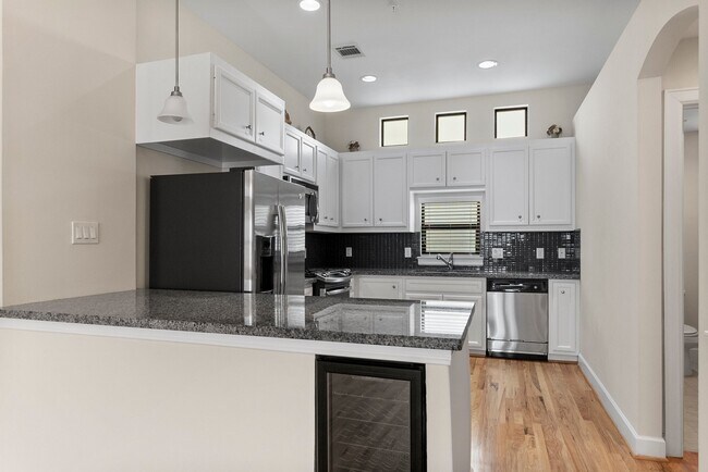 Foto del edificio - 2710 Hullsmith Dr