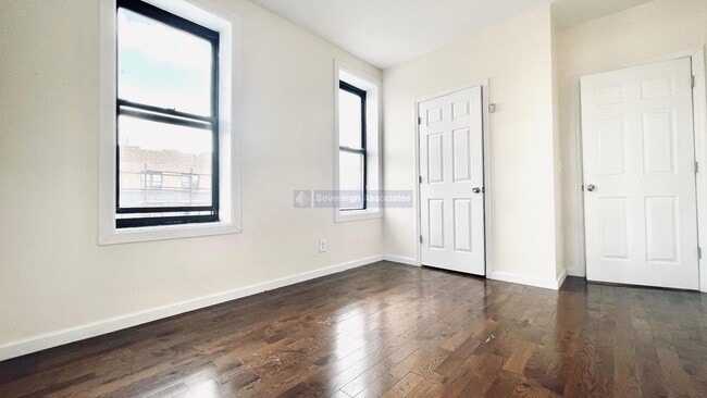 Building Photo - 530 Isham St