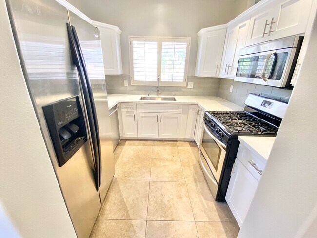 Foto del edificio - STUNNING 2 BEDROOMS 2.5 BATHROOMS TWO STORY TOWNHOUSE IN GATED COMMUNITY!