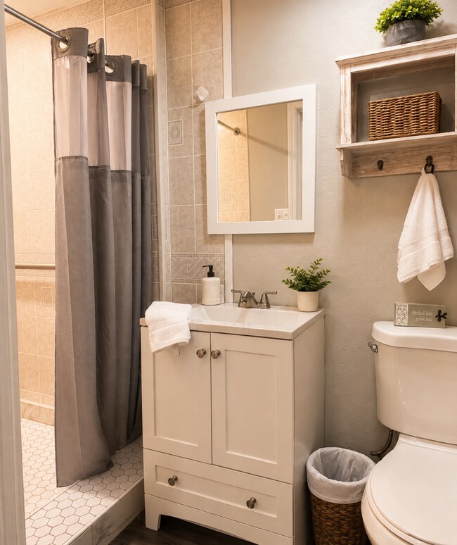 Baño moderno con una amplia ducha alicatada y provisto de toallas limpias. - 1115 Henrietta Dr