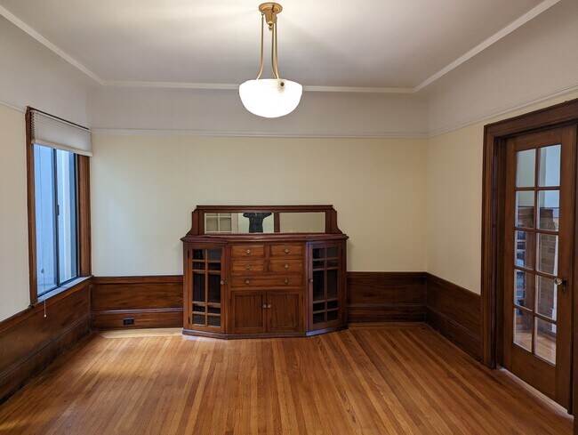 Building Photo - 712 15th Ave