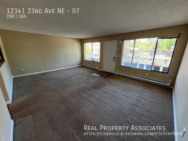 Building Photo - Pet friendly, top floor, 2 bed, 1 bath uni...
