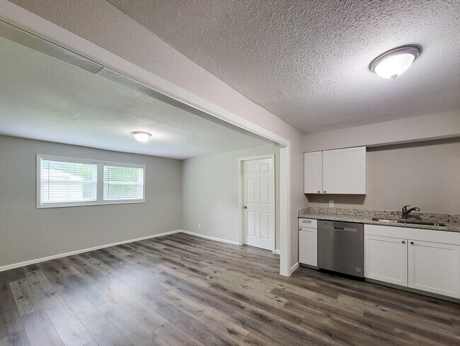 Building Photo - 5606 Willow Glen Dr