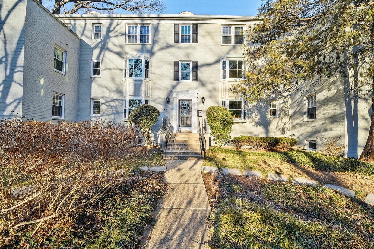 Photo - 704 S Arlington Mill Dr (Arlington, VA)