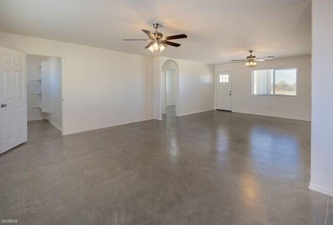 Building Photo - 13641 N Quail Run Rd