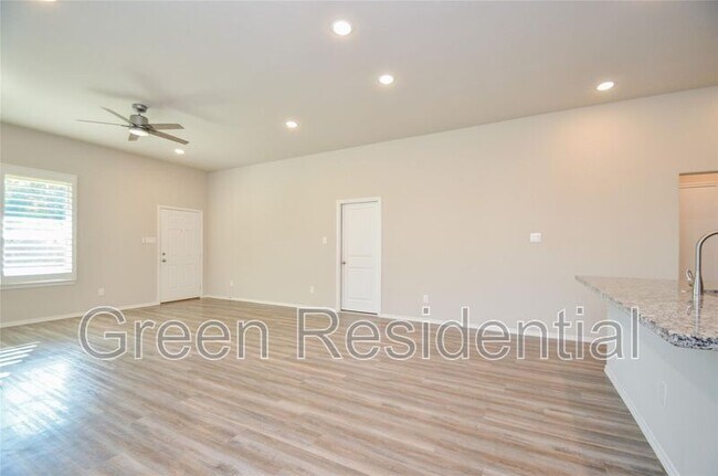 Foto del edificio - 12944 Foster Cir