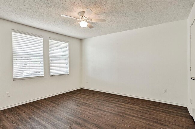 Building Photo - 16600 Jasmine Springs Dr