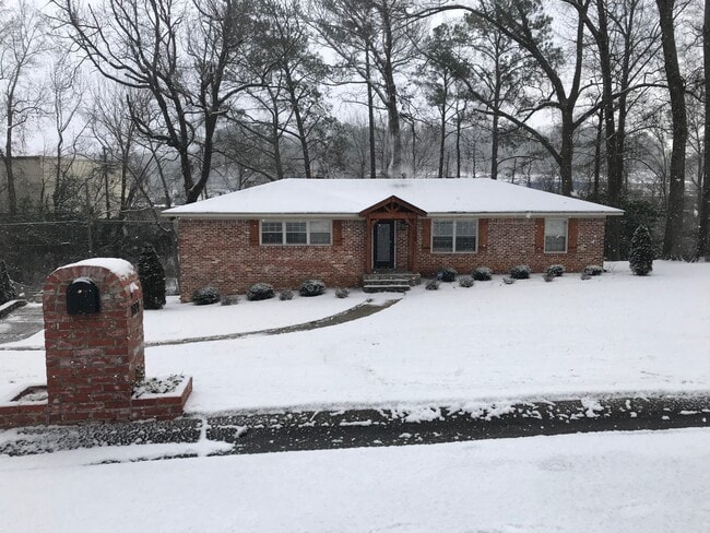 Foto del edificio - 3024 Whispering Pines Cir