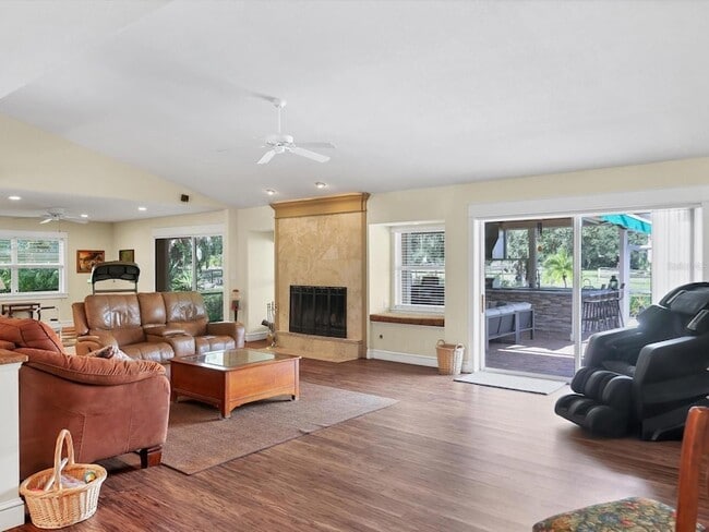 Foto del edificio - 4708 Hidden River Rd