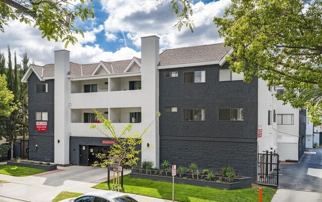 Building Photo - 420 Windsor Rd