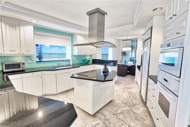 Foto del edificio - 8665 Bay Colony Dr