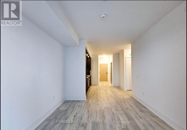 Building Photo - 10 Inn On The Pk Dr