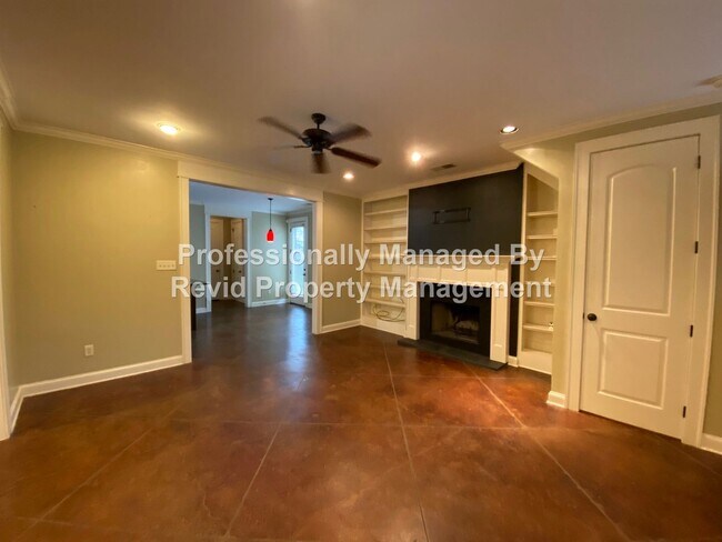 Building Photo - Spacious 3 Bedroom 2.5 Bath Home in the Co...