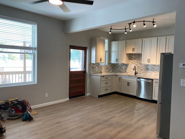 Building Photo - Beautiful Renovated Condo in The Hill