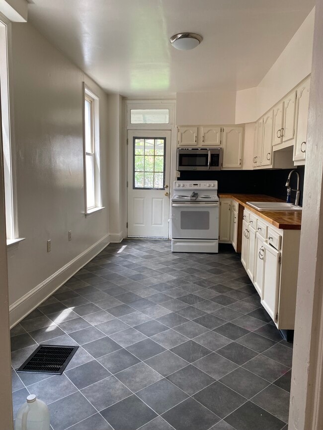 Kitchen - 1039 W Poplar St