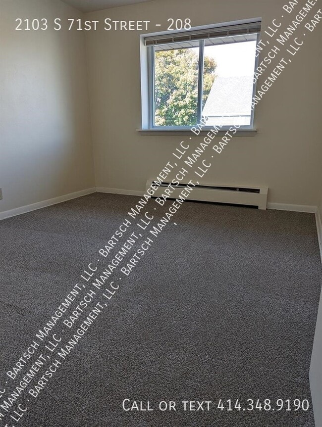 Building Photo - 2103 S 71st St