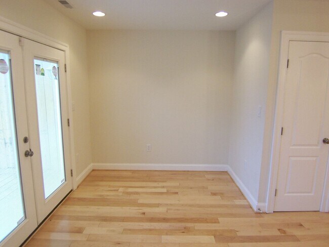 Building Photo - Large 3BR/2.5BA with yard and parking H St...