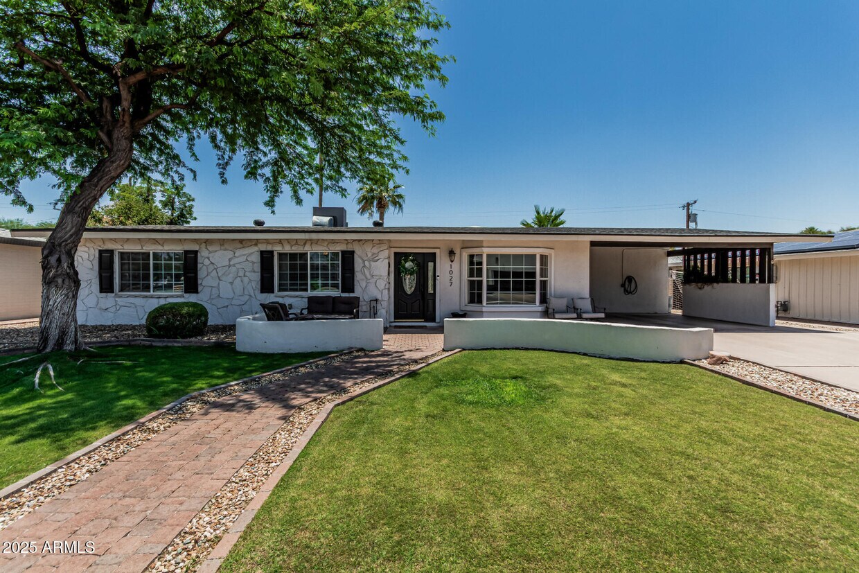 Foto principal - 1027 E Palmaire Ave