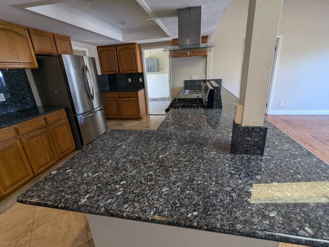 Cocina con encimeras de granito. - 3972 Ecochee Ave