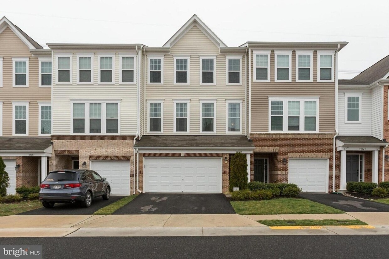 Foto principal - Charming 3BR Townhome in Aldie