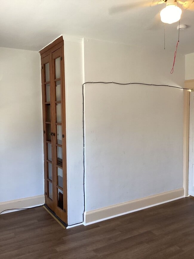 Building Photo - 206 Lincoln Way E