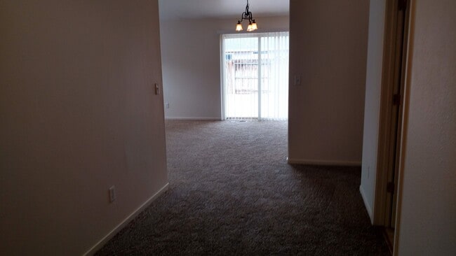 Building Photo - 3 Bedroom Donner Trails