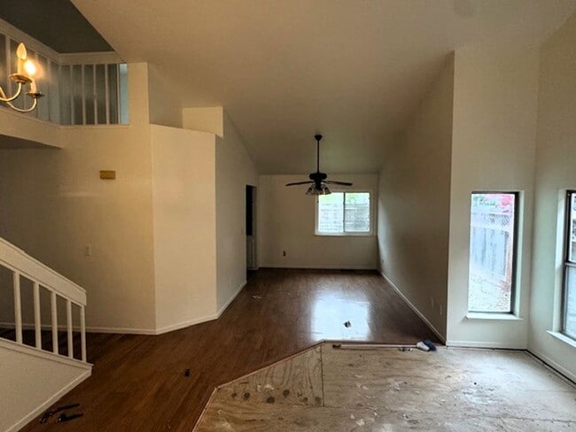 Building Photo - Beautifully Refreshed Home in a Family Nei...