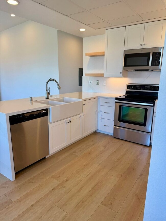 Building Photo - Corner Unit With Views