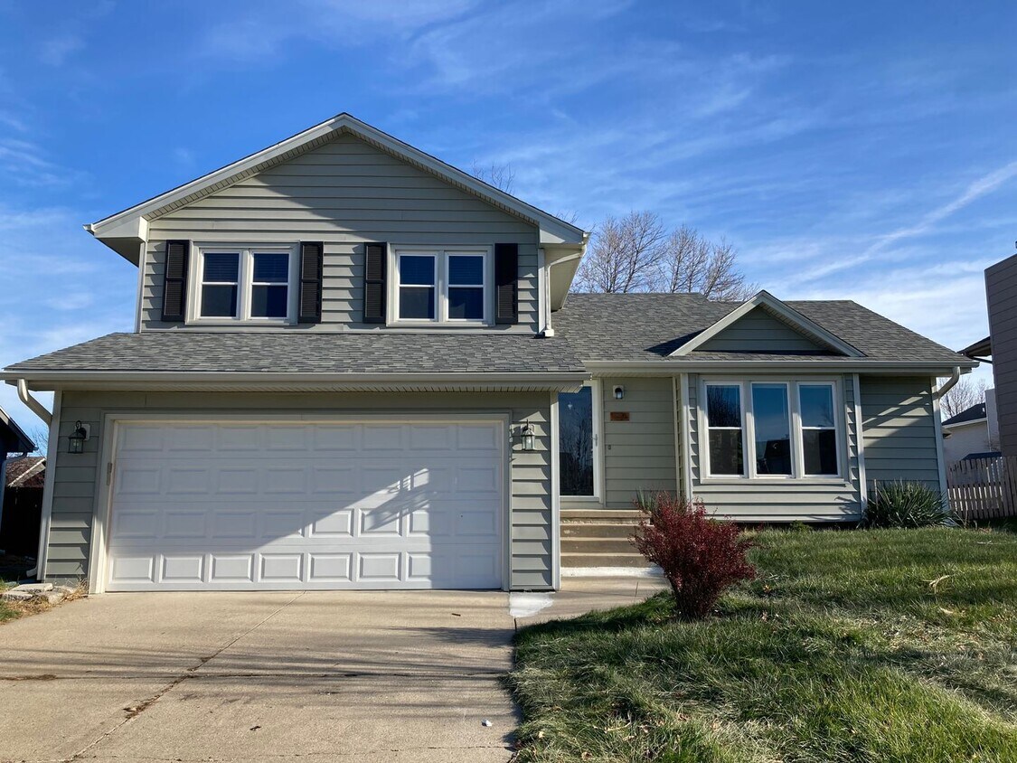 Foto principal - Spacious 3 Bedroom 2.5 Bath Home- Located ...