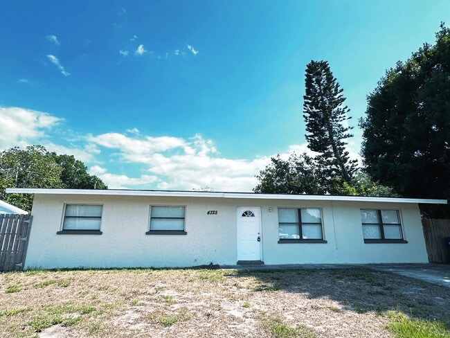 Building Photo - Ready Immediately, 3/1 Pool home, centrall...