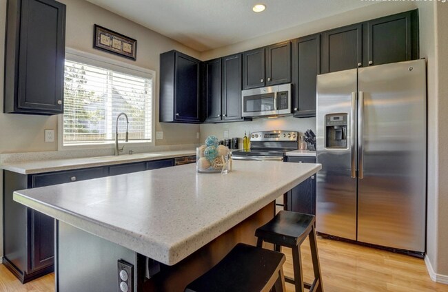 Building Photo - Beautiful Townhome in a Great Neighborhood.