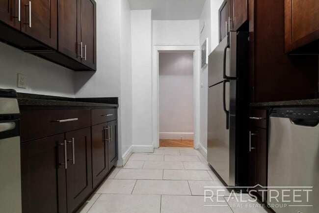 Building Photo - Renovated Giant Prewar 1 bedroom in Brookl...