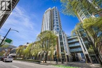 Building Photo - 565 Smithe St