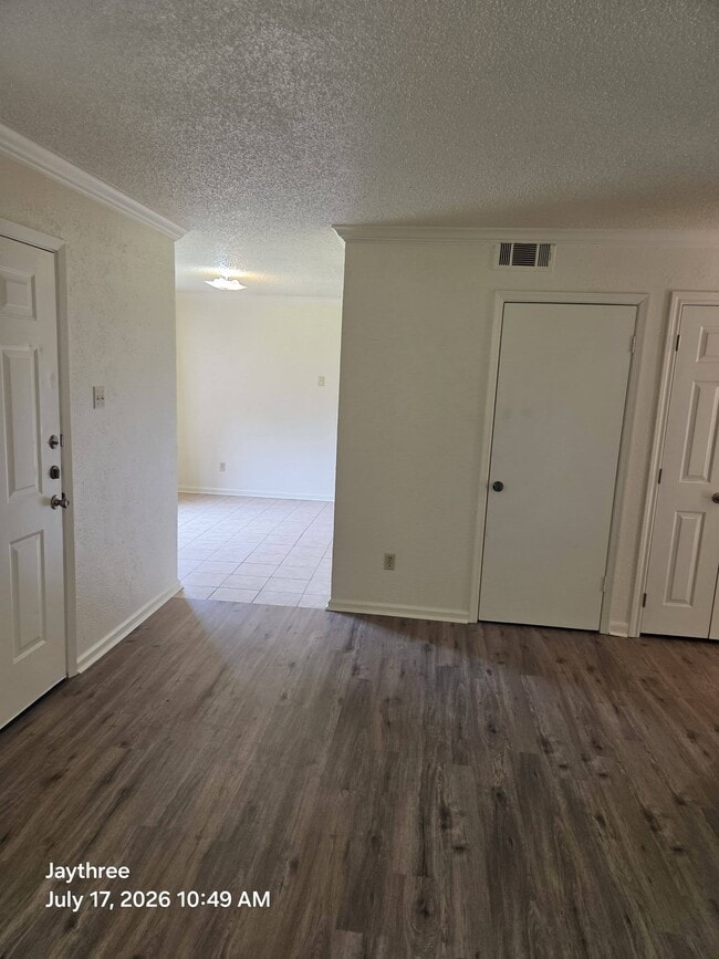 living room - 1511 E Beverly Dr