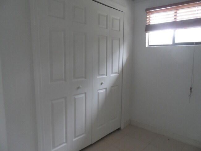 Foto del edificio - JUST LISTED -5 BEDROOM + BONUS ROOM - DELTONA NO PETS ALLOWED